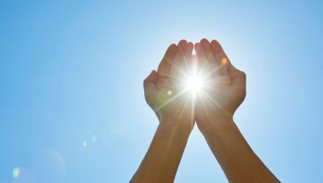Sole e infiammazione: perché zuccheri e alimentazione possono influenzare pelle, eritemi e fotosensibilità
