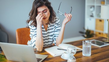 Stress, sonno e alimentazione: consigli pratici per gestire energia e concentrazione durante le feste.
