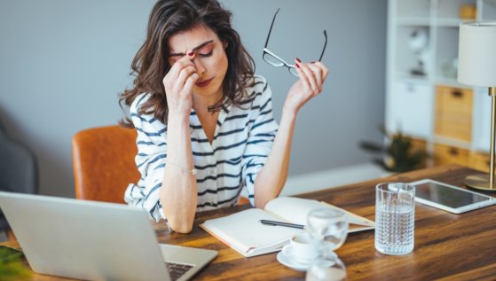 Stress, sonno e alimentazione: consigli pratici per gestire energia e concentrazione durante le feste.