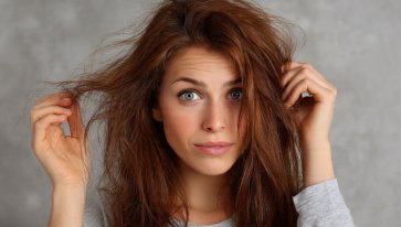 Capelli sfibrati e paglia dopo il mare: come prevenire la caduta