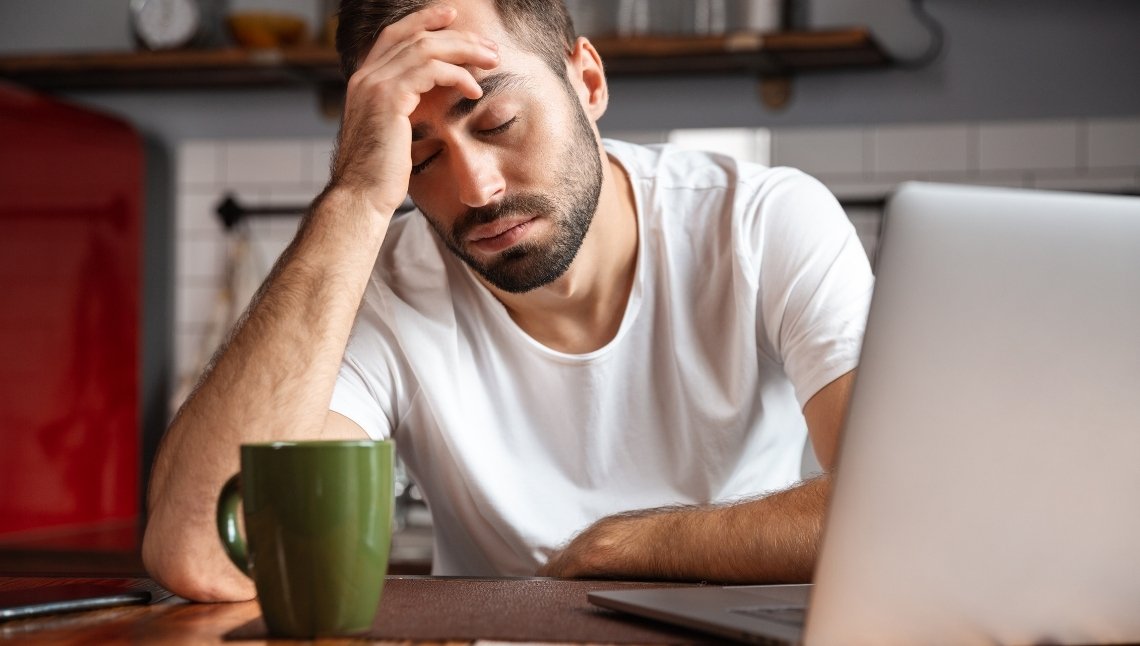 Cervello affaticato dopo il rientro: il calo di concentrazione dipende davvero dalla mancanza di vitamine?